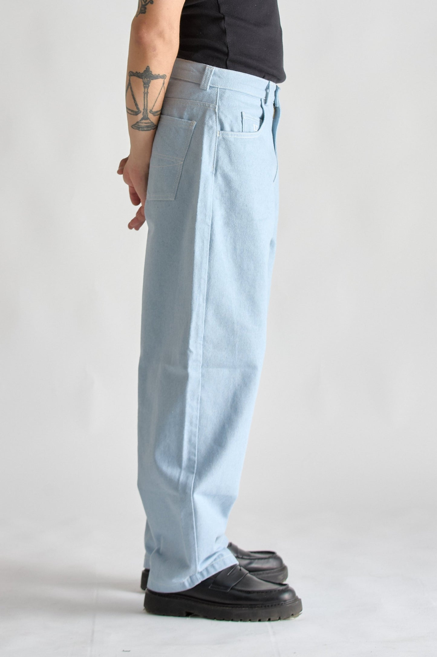 LIGHT BLUE BAGGY JEANS